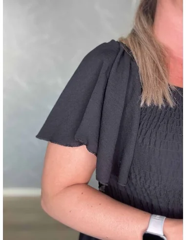 Nærbillede af flæseærmer på sort polyester kjole – TIPPY