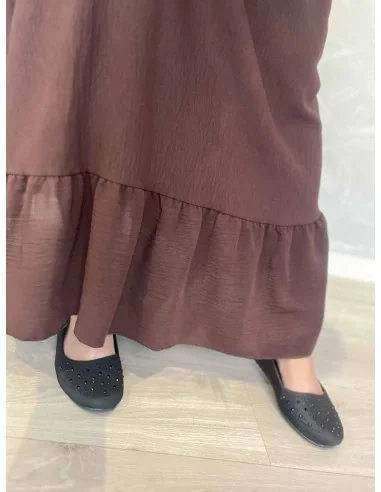 Nærbillede af flæselag å brun polyester kjole – TIPPY