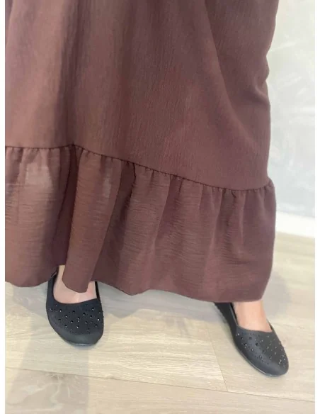 Nærbillede af flæselag å brun polyester kjole – TIPPY