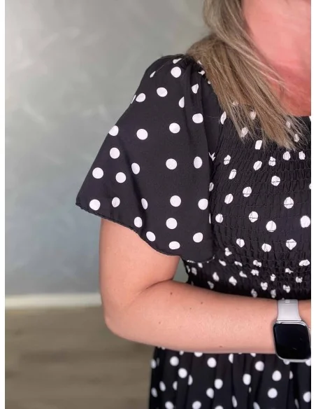 Nærbillede af flæseærmer på sort prikket kjole – TIPPY