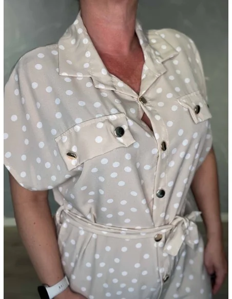 Brystlommer med knapper på beige skjortekjole – TIPPY