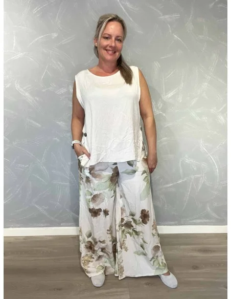 Sandfarvet sæt i 100% viskose med blomstrede bukser – TIPPY Italian Select TIPPY