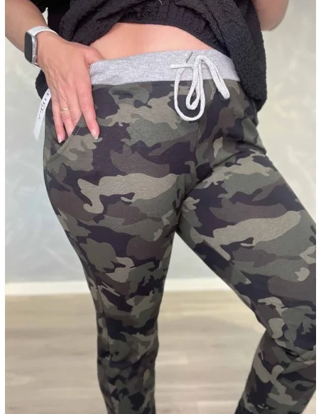 Nærbillede af camouflageprint og elastisk talje på jersey bukser – TIPPY