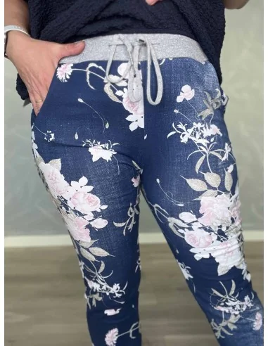 Nærbillede af blomsterprint og elastisk talje på jersey bukser – TIPPY