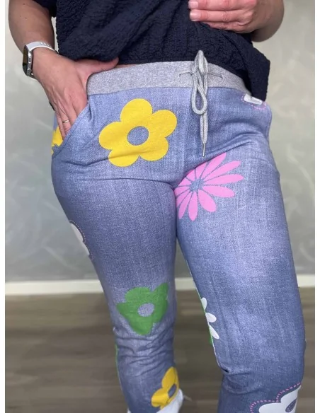 Nærbillede af blomsterdetaljer og elastisk talje på jersey bukser – TIPPY