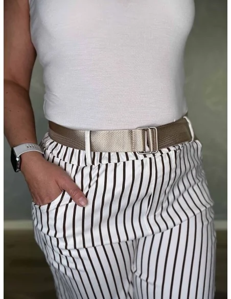 Bælte og skrå lommer på hvid/brun shorts – TIPPY