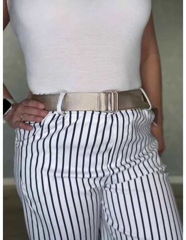 Bælte og skrå lommer på hvid/navy shorts – TIPPY
