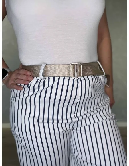 Bælte og skrå lommer på hvid/navy shorts – TIPPY