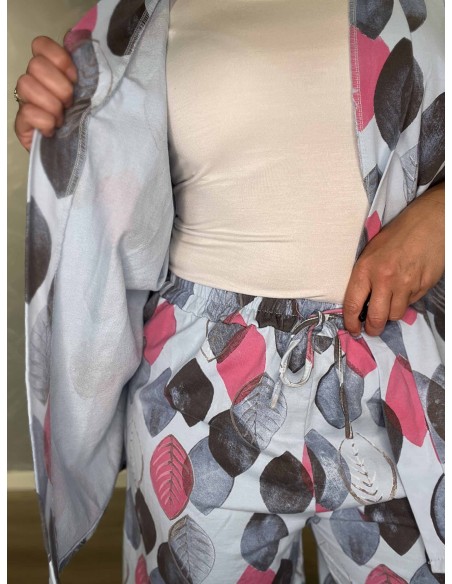 Nærbillede af bladprint på bomuld cardigan og shorts – TIPPY
