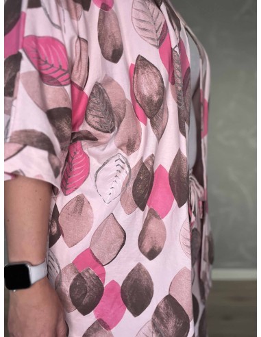 Bladprint på rosa cardigan og shorts – TIPPY