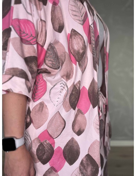 Bladprint på rosa cardigan og shorts – TIPPY