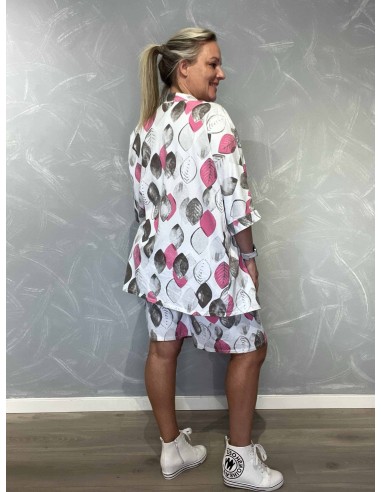 Bagside af hvid cardigan og shorts til kvinder – TIPPY