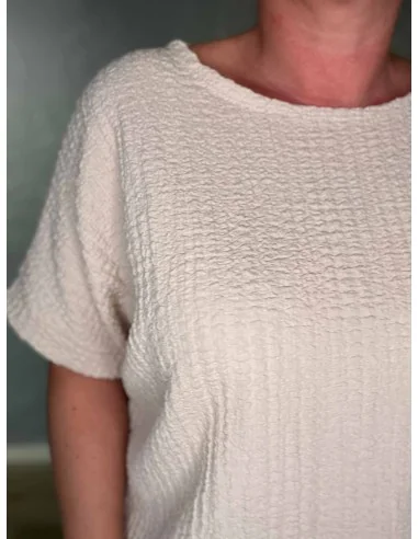 Strukturdetalje på sand bluse – TIPPY