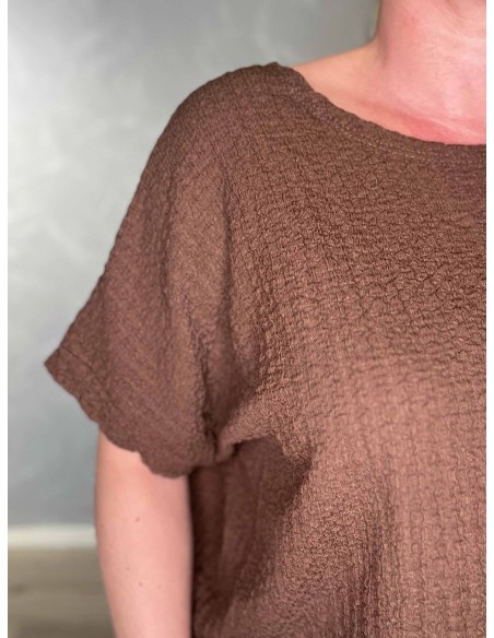 Nærbillede af struktur på viskose bluse – TIPPY