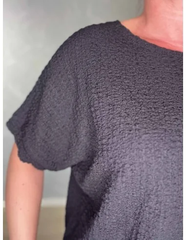 Nærbillede af struktur på bluse – TIPPY