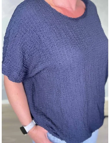 Nærbillede af struktur på bluse – TIPPY