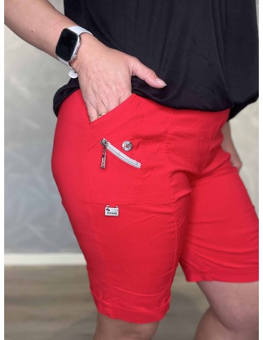 Lynlåsdetalje og knapper på røde shorts – TIPPY