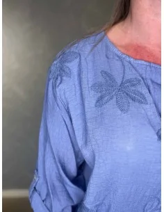 Jeans blå bluse i viskose med broderi og V-udskæring – TIPPY Collection 2