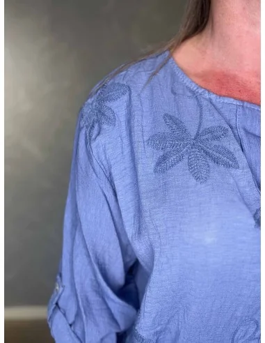 Broderi med dekorativ knap på jeans blå bluse – TIPPY