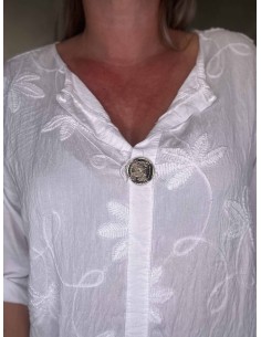 Hvid bluse i viskose med broderi og V-udskæring – TIPPY Collection 2