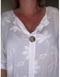 Hvid bluse i viskose med broderi og V-udskæring – TIPPY Collection 2