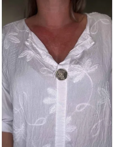 Broderi og V-udskæring med dekorativ knap på hvid bluse – TIPPY