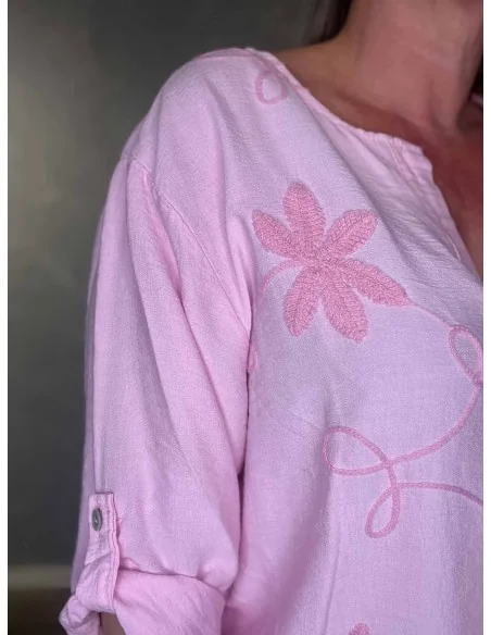 Nærbillede af broderi og opsmøg ærme på viskose bluse – TIPPY