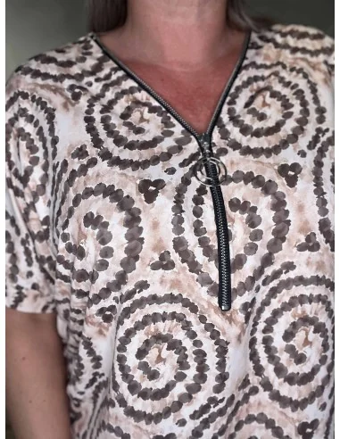 Nærbillede af cirkelprint på polyester bluse – TIPPY