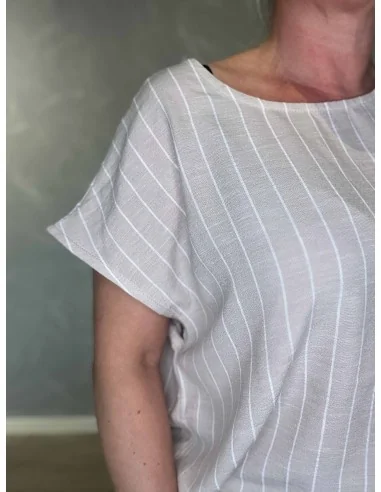 Nærbillede af stribet design på sand box T-shirt – TIPPY