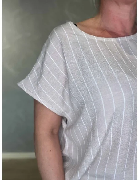 Nærbillede af stribet design på sand box T-shirt – TIPPY