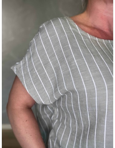 Nærbillede af stribet design på khaki box T-shirt – TIPPY