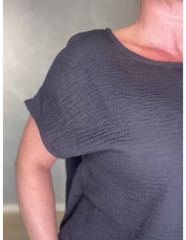 Nærbillede af sort polyester på box T-shirt – TIPPY