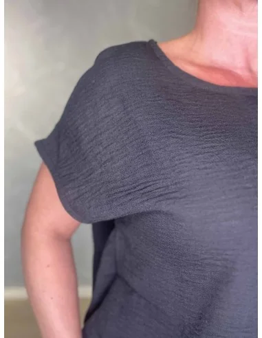 Nærbillede af sort polyester på box T-shirt – TIPPY