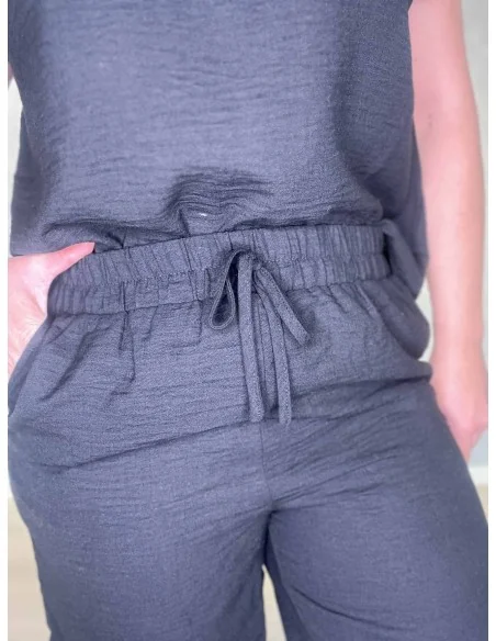 Elastisk talje med pynte snøre og bæltestropper på sorte shorts – TIPPY