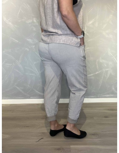 Bagside af hvid/beige bukser til kvinder – TIPPY