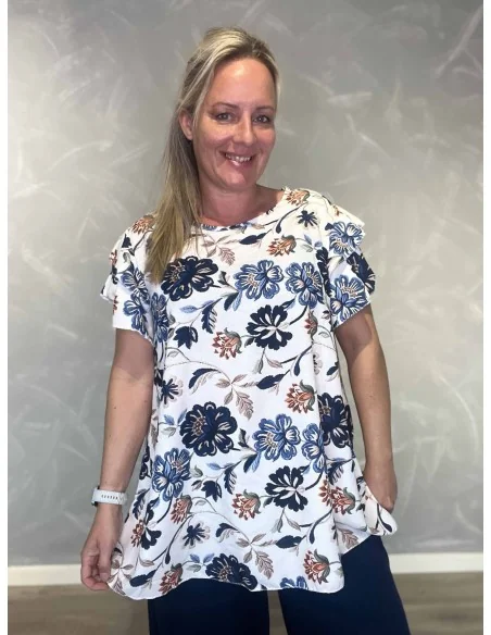 Nærbillede af blomsterprint på bluse i blåt sæt – TIPPY