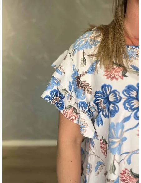 Flæseærmer på skyblå blomsterbluse – TIPPY
