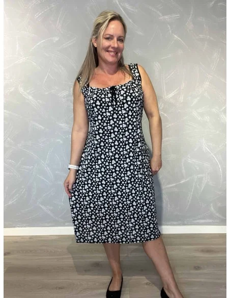 Sort stropkjole i viskose med blomsterprint og bindebånd – TIPPY Italian Select TIPPY