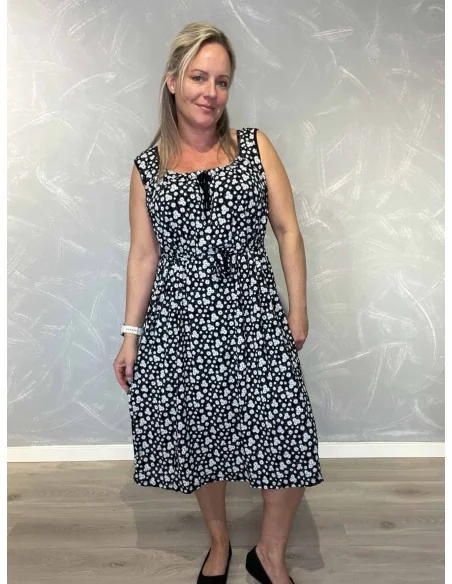 Sort stropkjole i viskose med blomsterprint og bindebånd – TIPPY Italian Select TIPPY