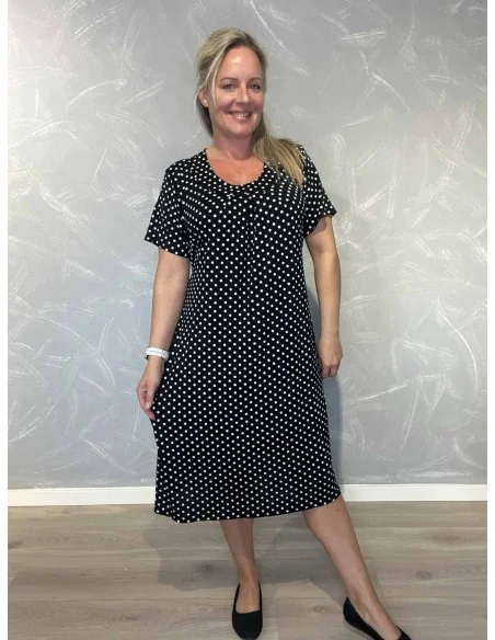 Sort kjole i viskose med prikket design og justerbare bindebånd – TIPPY Italian Select TIPPY"