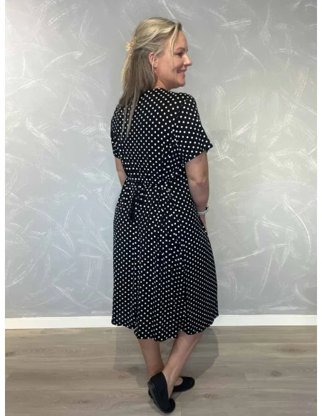 Bagside af sort kjole til kvinder med prikket design – TIPPY