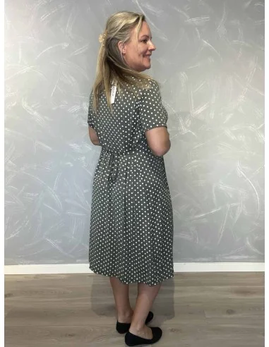 Bagside af grøn kjole til kvinder med prikket design – TIPPY