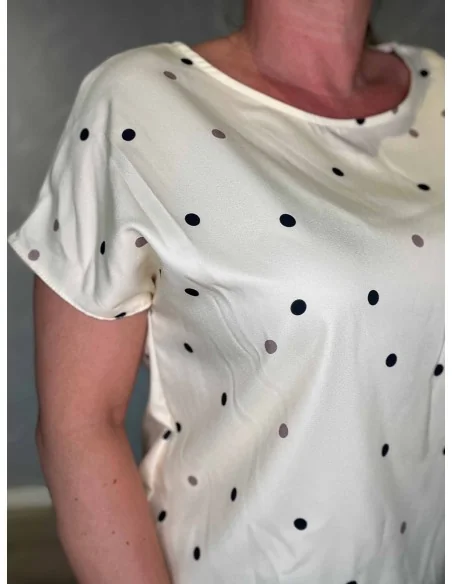 Prikker på gul bluse – TIPPY
