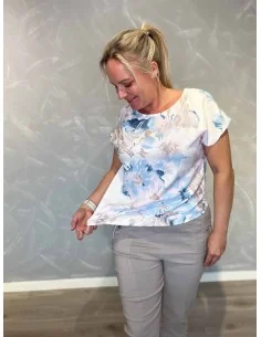 Hvid/sky bluse i bomuld med akvarelblomster og elastik – TIPPY Italian Select TIPPY 2