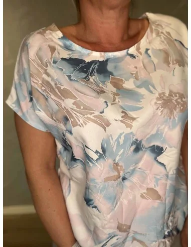Akvarelblomster på hvid/sky bluse – TIPPY
