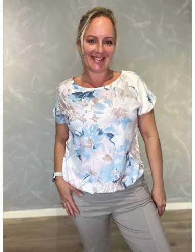 Hvid/sky bluse i bomuld med akvarelblomster og elastik – TIPPY Italian Select TIPPY