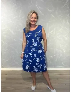Blå kjole i strækmateriale med bindebånd og blomsterprint – TIPPY Collection