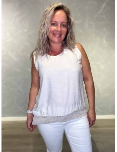 Cream top i 80% viskose og 20% bomuld med blondekant – TIPPY Italian Select