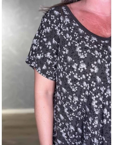 Nærbillede af blomsterprint på viskose maxikjole – TIPPY