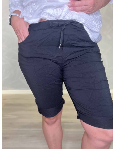 Taljebånd og skrå lommer på sort shorts – TIPPY